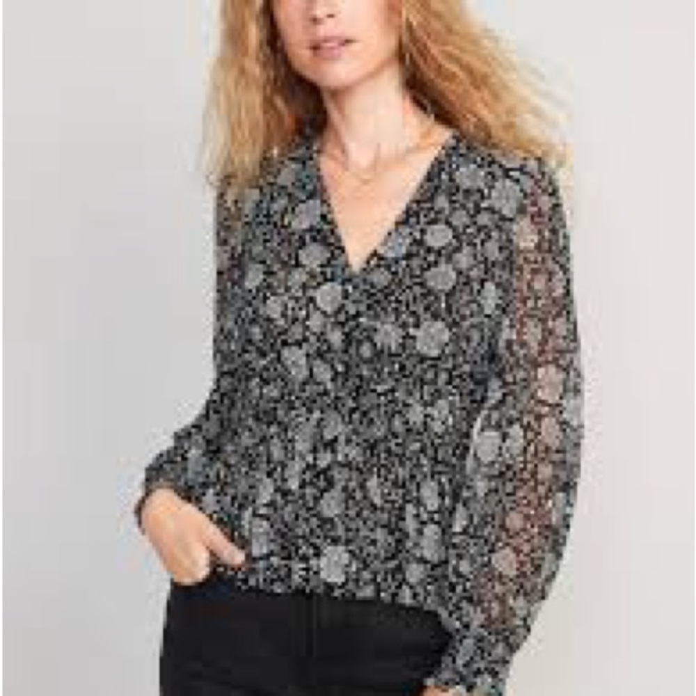NWT Old Navy Black and White Fitted Blouse V-Neck Women’s Semi Sheer Medium
